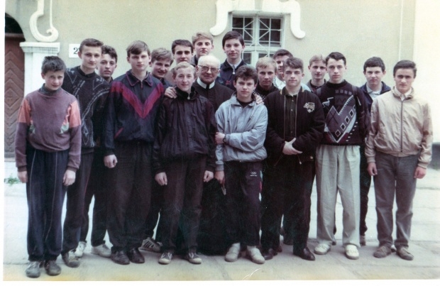 о. Мар’ян Чернега, ЧСВВ з ліцеїстами (1994 р.) Фото: krystynopol.info