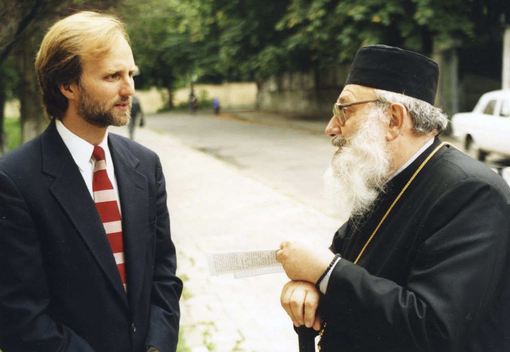 Борис Ґудзяк з Блаженнішим Любомиром Гузаром перед будинком Львівської Богословської Академії, яка згодом стала УКУ, 1996 рік