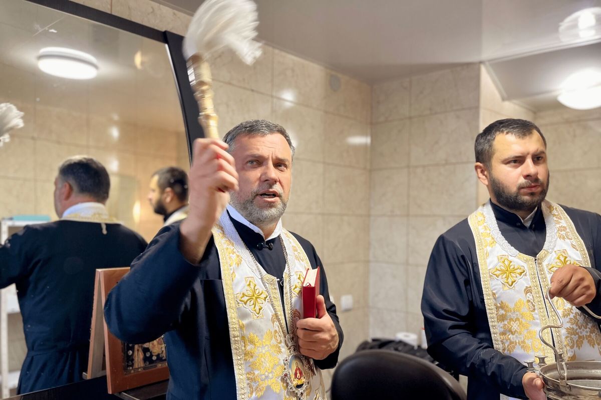 При катедральному соборі м. Чернівці відкрито соціальну перукарню