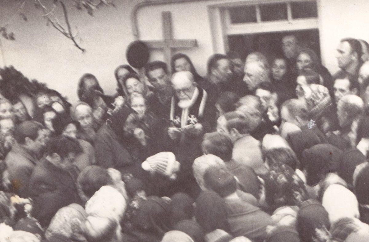 Отець Йосиф Федорик здійснює Чин похорону у період підпілля УГКЦ