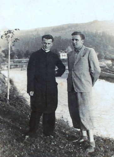 о. Павло Витвицький та Омелян Соболь, с. Жаб'є, 1938 р. Фото з архіву А. Храпчук, смт Верховина.