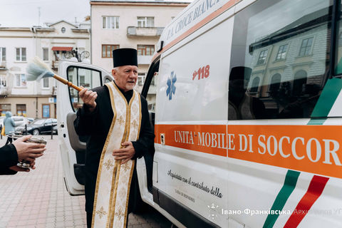 У Тернополі та Івано-Франківську освятили чергові автомобілі швидкої допомоги для потреб ЗСУ