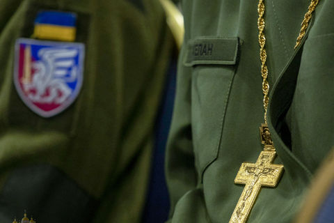 «Бути поруч завжди»: значення і подробиці закону про військових капеланів в Україні