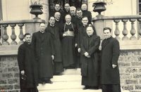 березень 1961 р. – владика Володимир з духовенством у єпархіальному домі на Венсенні
