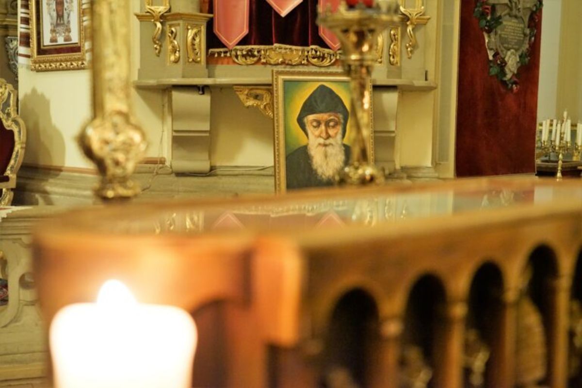 У соборі Святого Юра виставили для вшанування гріб з мощами святого Шарбеля та розпочали моління дев’ятниці