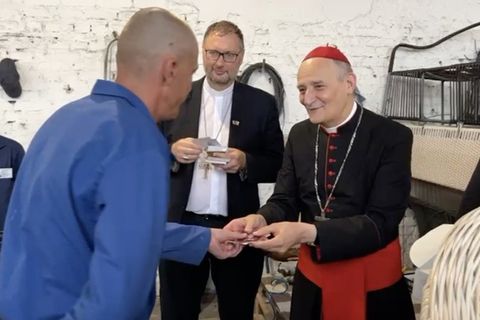 Кардинал Дзуппі розпочав візит в Україну з відвідин табору тримання військовополонених