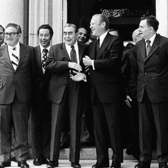 Генеральний секретар ЦК КПРС Леонід Брежнєв (зліва) тисне руку президенту США Джеральду Форду (справа від нього — міністр закордонних справ СРСР Андрій Громико) після їх переговорів в американському посольстві в Гельсінкі, 30 липня 1975 року