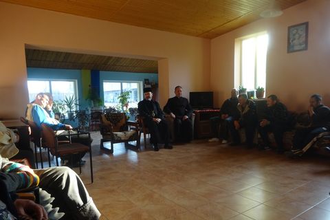 У Всесвітній день убогих владика Ярослав Приріз відвідав спільноту взаємодопомоги для безхатченків «Наша хата»