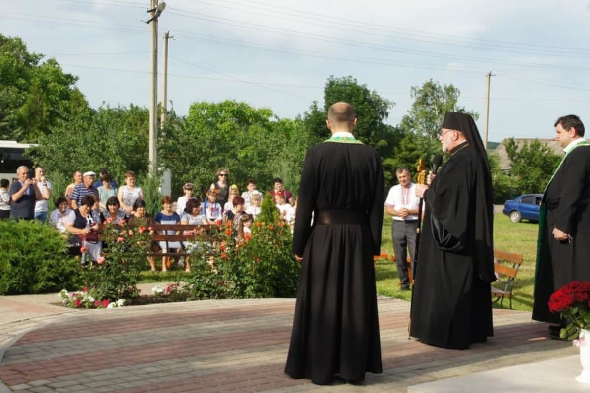 Єпископ Степан Меньок вшанував пам’ять переселенців на Донеччині під час пам’ятного вечора