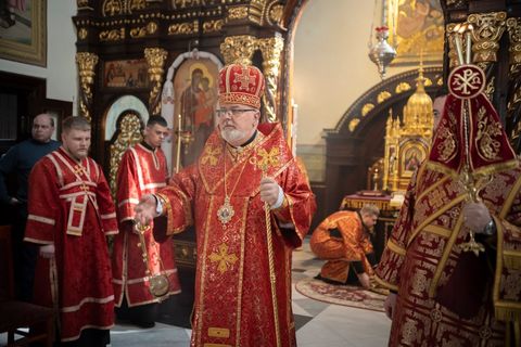 «Ми грішні, але всі споживаємо одну їжу, і маємо одне життя — життя Ісуса», — єпископ Тарас Сеньків у Страсний четвер