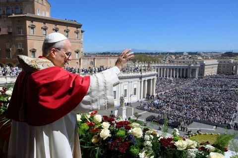 «Ввіряємо Господу серця, що очікують справжнього миру» — Папа Лев XIV запросив вірних на молитовне чування за мир у Ватикані