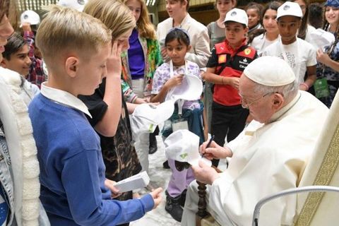 «Оце творю все нове»: опубліковано послання Папи на перший Всесвітній день дітей