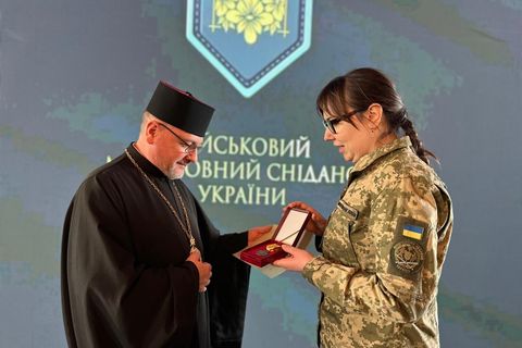 Владику Богдана Манишина нагородили відзнакою Міністра оборони України