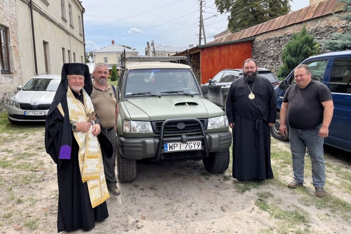 У Сокальсько-Жовківській єпархії передали автомобіль для військовослужбовців