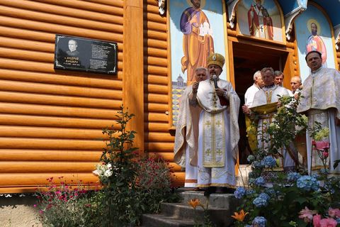 На храмі на Івано-Франківщині встановили меморіальної дошку о. Андрію Бандері