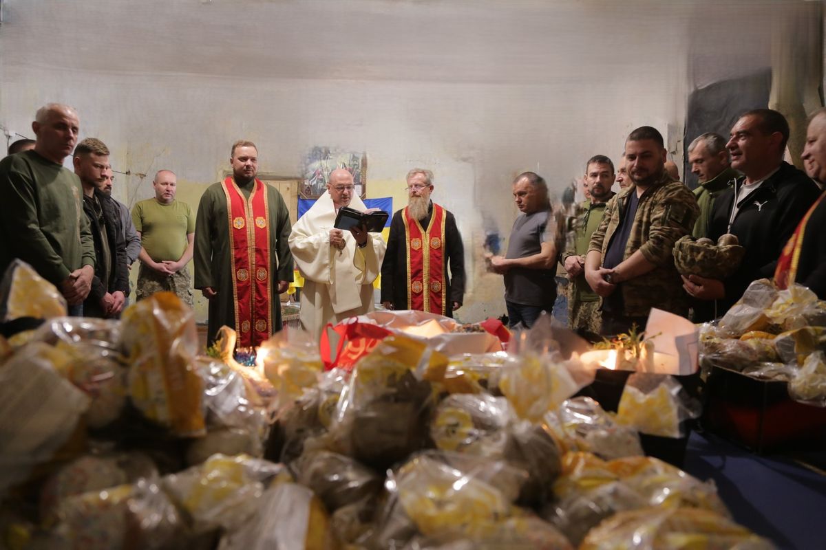 Владика Богдан Манишин відвідав українських захисників і капеланів з нагоди Великодніх свят