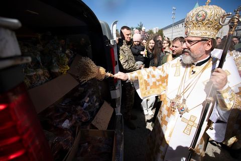Блаженніший Святослав освятив паски та великодні страви для військових на передовій