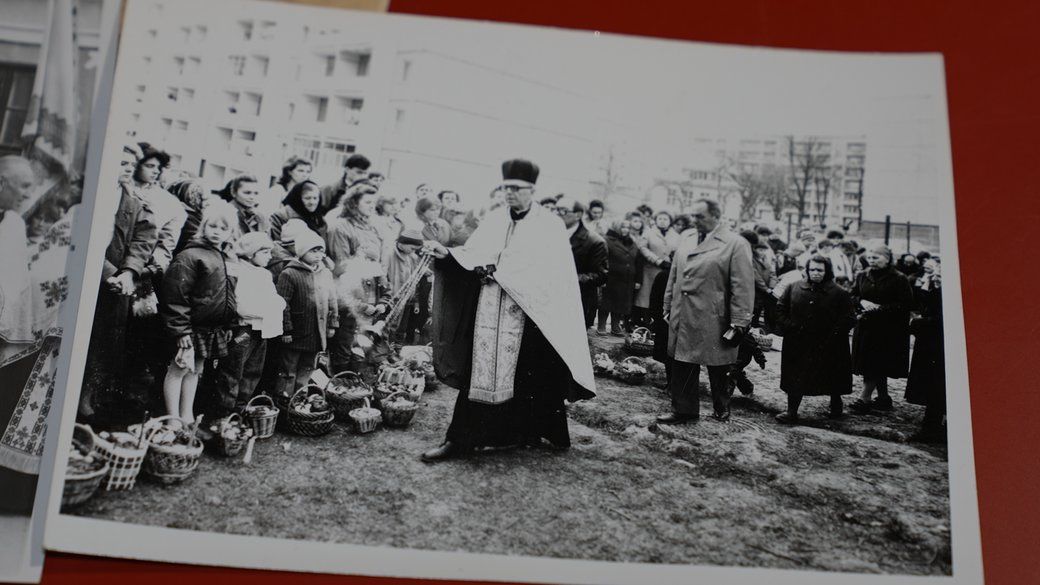 Освячення великодніх кошиків біля храму Святого Дмитрія, Івано-Франківськ, 1991 рік. Джерело фото: Світлина з архіву Наталії Цебрій.
