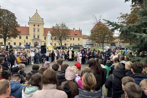 У Жовкві на Вічевій площі відбулася молитва дітей на вервиці