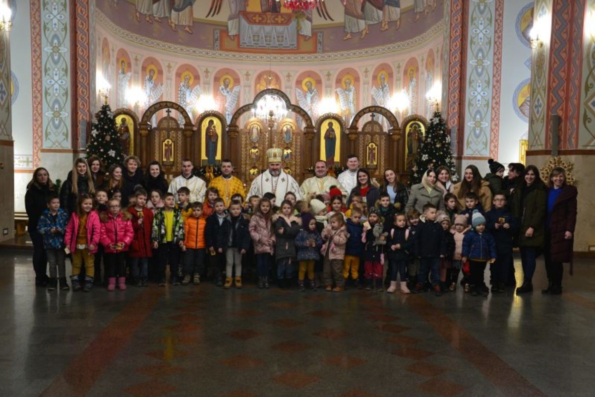 Владика Василь Івасюк очолив подячну Божественну Літургію для вихованців католицької школи святого Івана Павла ІІ