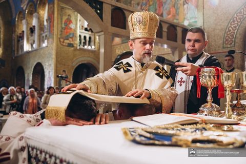 «Руками Своїх служителів Господь зцілюватиме рани війни», — владика Теодор Мартинюк уділив дияконські та ієрейські свячення у соборі Святої Софії