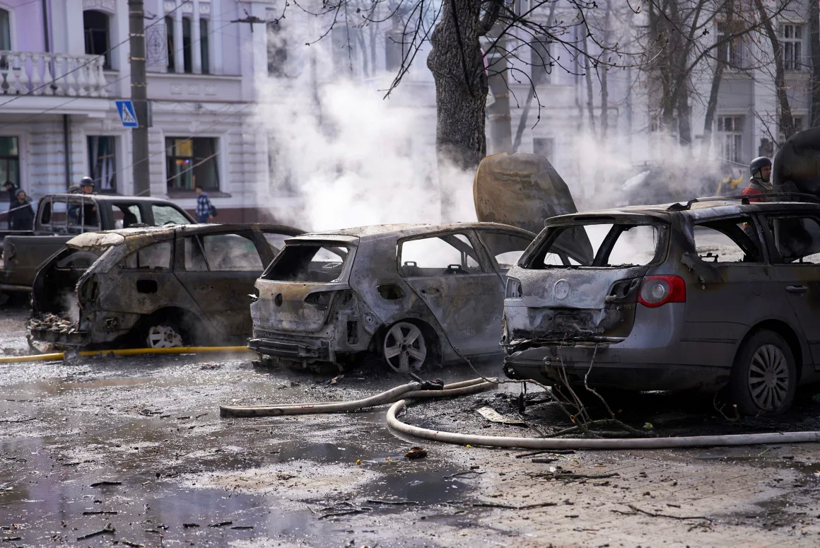 Центр міста після ракетного удару Росії. Фото: AP