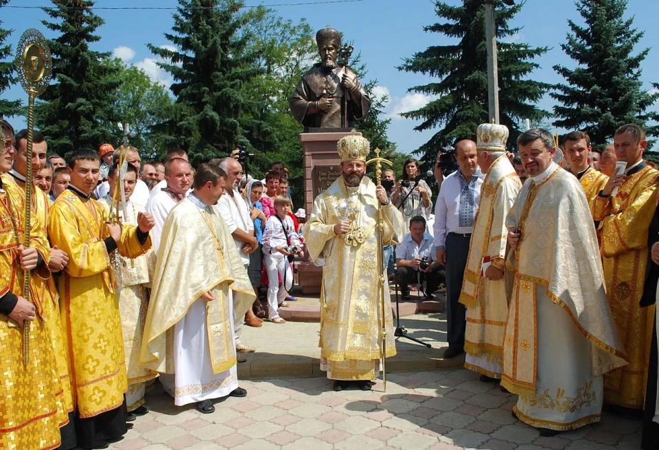 Блаженніший Святослав освячує пам'ятник Мирославу Любачівському в Долині.