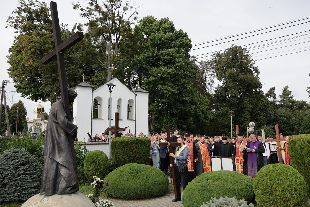 На Страдецькій горі чисельні прочани зібралися на молитву Хресної дороги