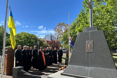 Єпископи Постійного Синоду УГКЦ помолилися за жертв Голодомору перед меморіалом у Канберрі
