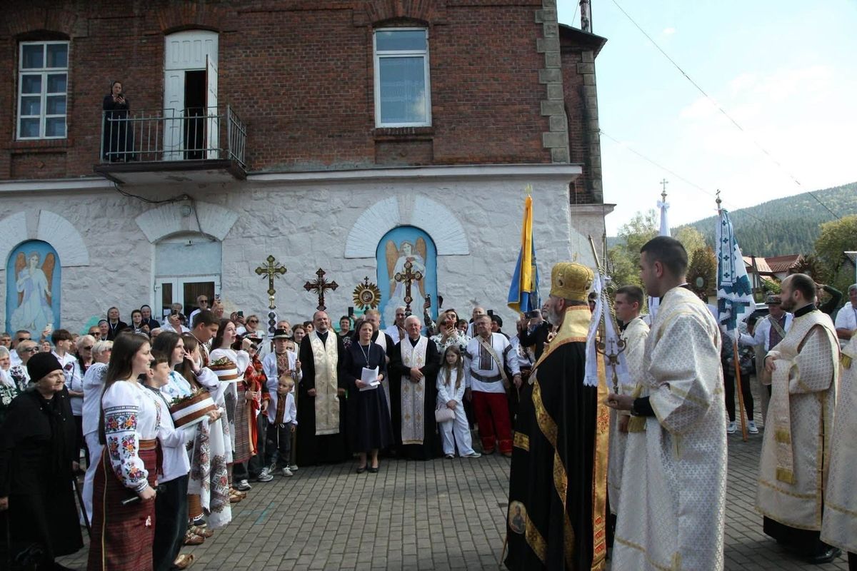 У Микуличині посвятили відновлений монастир Сестер Служебниць Непорочної Діви Марії