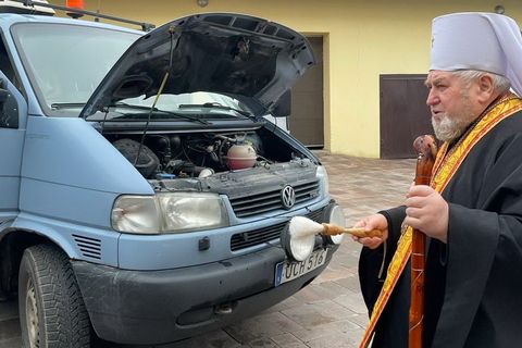 Митрополит Василій Семенюк благословив 4 автомобілі для потреб ЗСУ