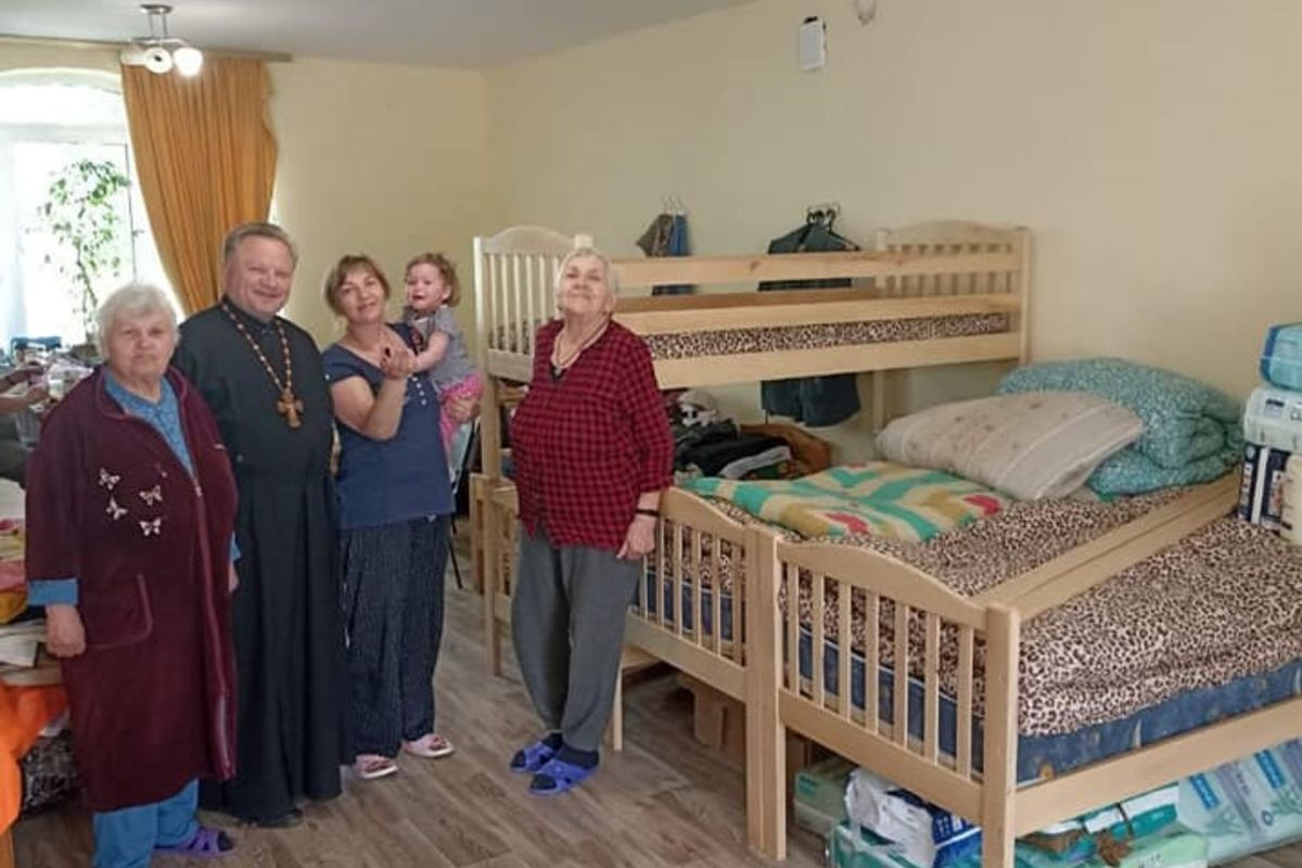 «Карітас Чернівці» передав ліжка, матраци і індукційну плиту переселенцям на парафію в Садгору