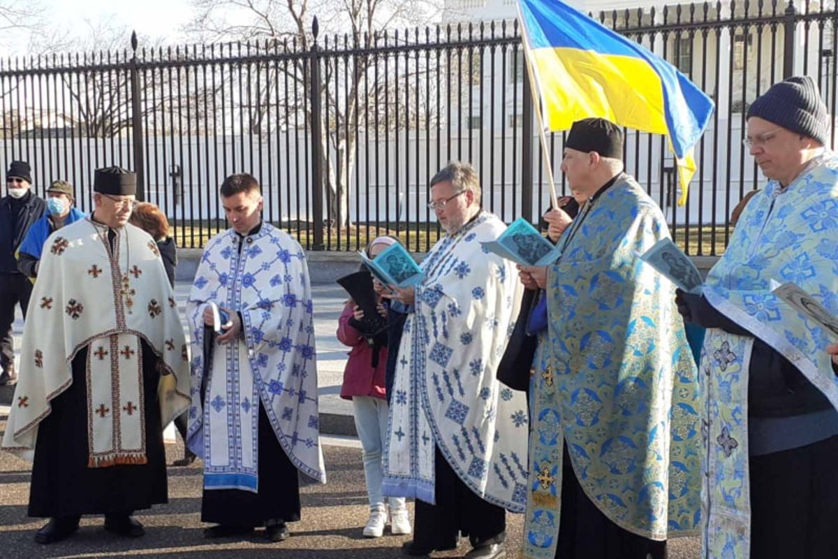 Понад 175 вірних зібралися перед Білим домом, щоб помолитися за мир в Україні