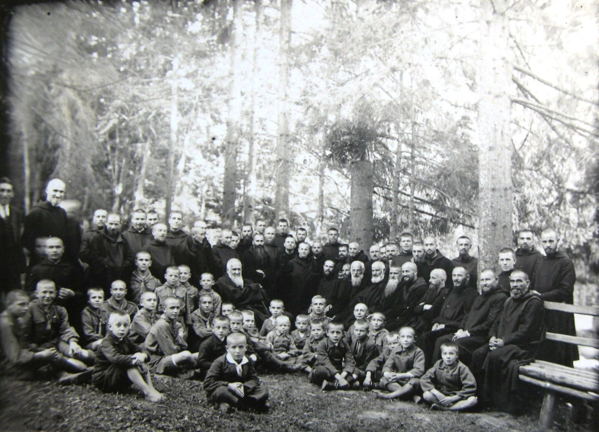 Митрополит Андрей Шепицький з монахами-студитами і чоловічою захоронкою-сиротинцем в Уневі. Фото: «Збруч»