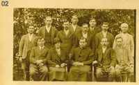 1930-ті рр. Сидять (зліва направо) Володимир Прийма, Мальвіна Коновалець, о. Микола Вояковський
