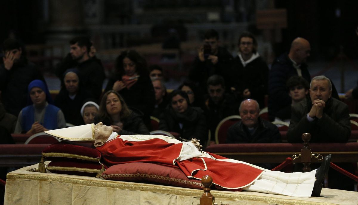 Люди вшановують тіло папи Бенедикта XVI в базиліці Святого Петра у Ватикані 3 січня 2023 року (Фото CNS/Paul Haring).