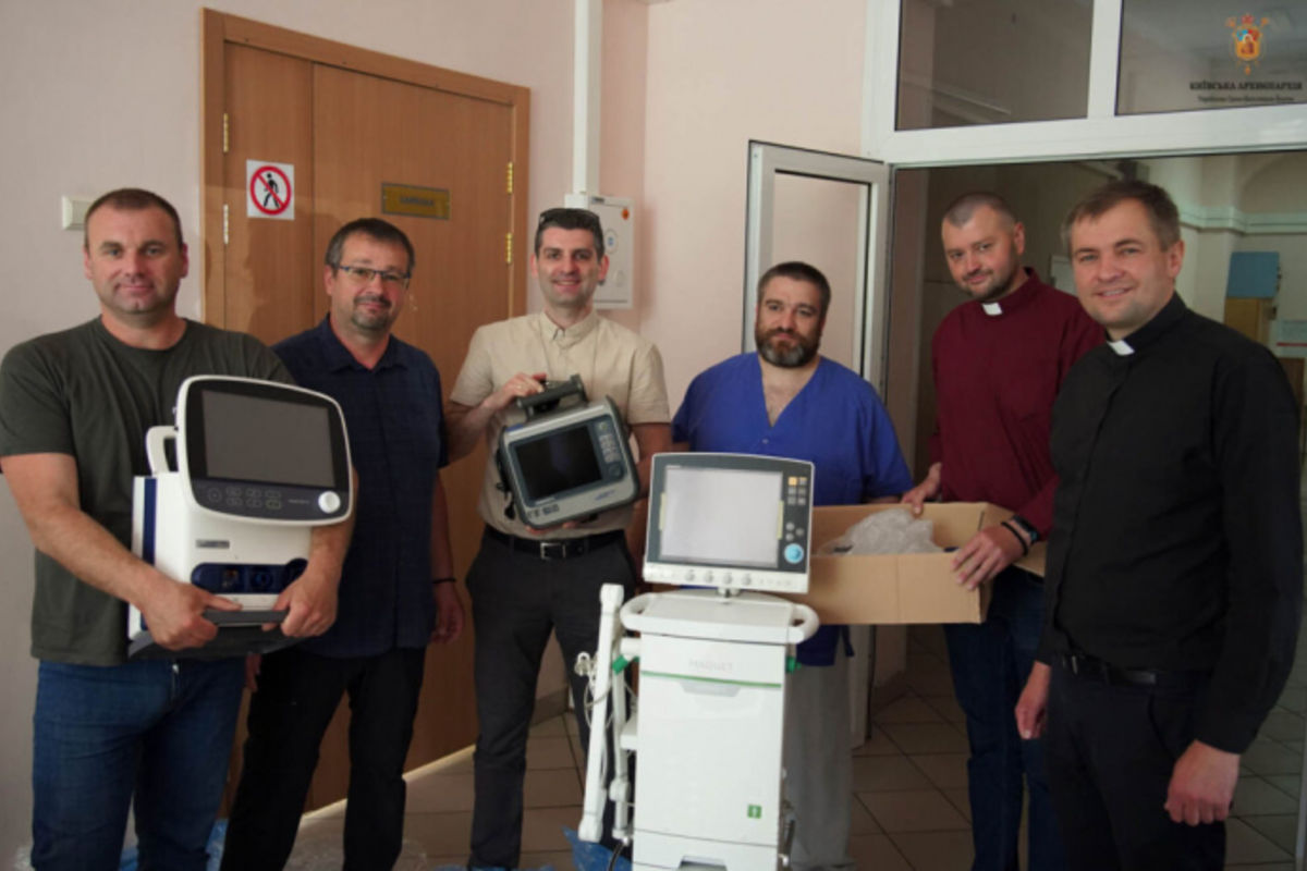 Священники УГКЦ передали в київську лікарню «Охматдит» сучасне медичне обладнання