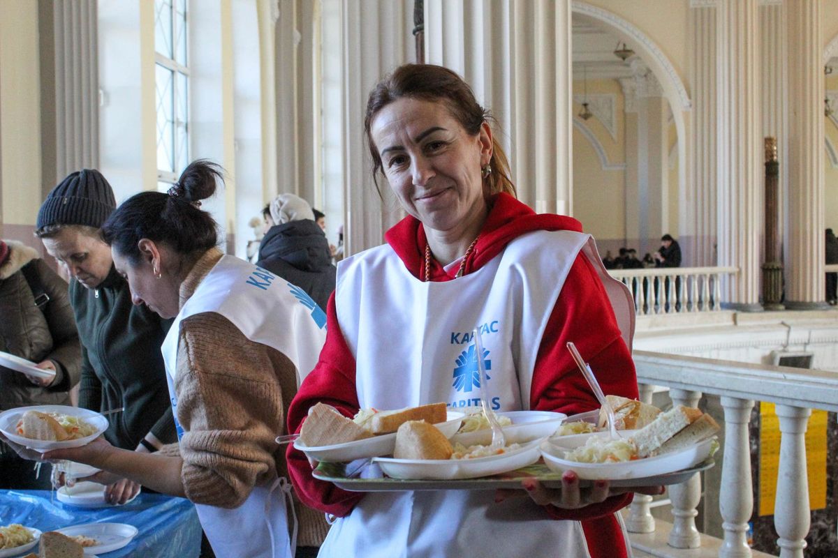 Карітас годує евакуйованих на Одеському залізничному вокзалі