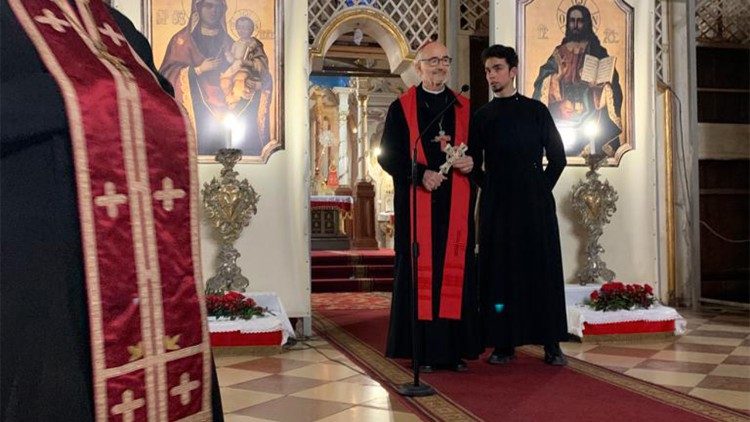 Кардинал Майкл Черні під час молитви в Ужгородському соборі