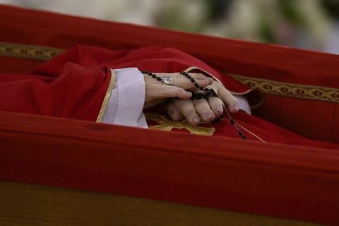 Між смертю і похованням: як відбувається похорон Папи Франциска?