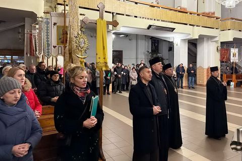 УГКЦ у Тернополі подарувала холодильники постраждалим від ракетного обстрілу