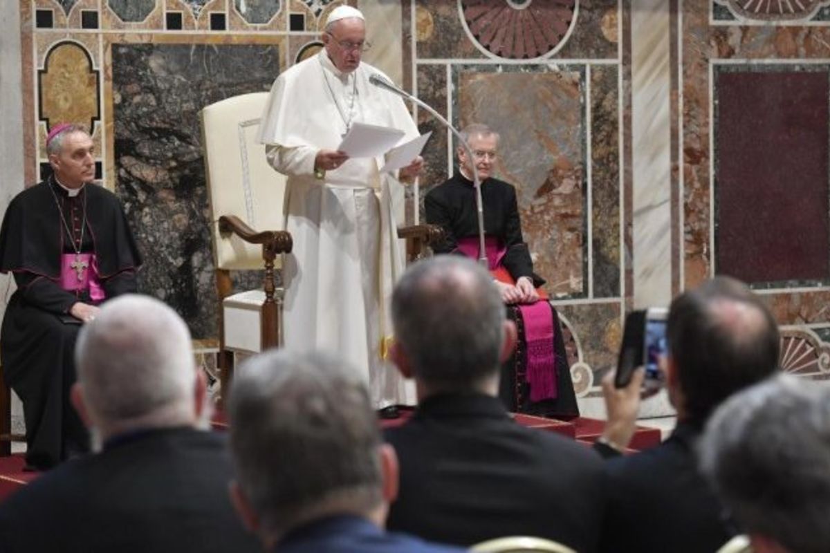 Папа закликав лікарів-католиків доторкатися до людських ран