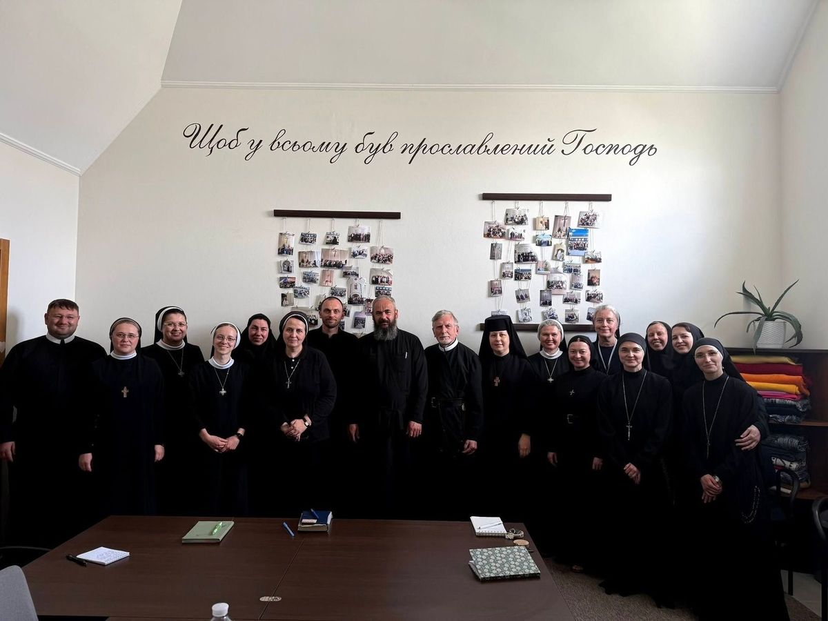Молодь не боїться Бога. Молодь боїться втратити себе. Зустріч магістрів чернечих згромаджень з різних куточків України з представником молодіжної комісії о. Олегом Здреником. Говорили на тему, яка стає дедалі важливішою для Церкви: що насправді лякає сучасну молодь у чернечому житті? Джерело фото: Фейсбук-сторінка о. Олега Здреника