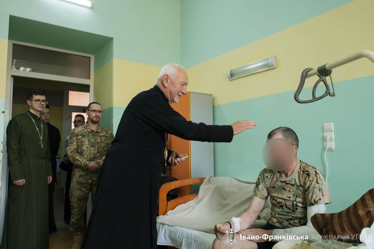 Напередодні Великодня митрополит Володимир Війтишин відвідав поранених Захисників України