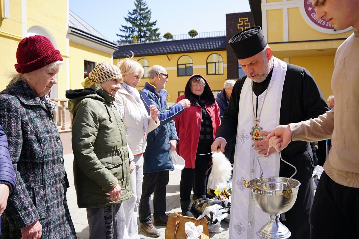 Перші великодні кошики цьогоріч єпископ Йосафат Мощич освятив для людей у складних життєвих обставинах