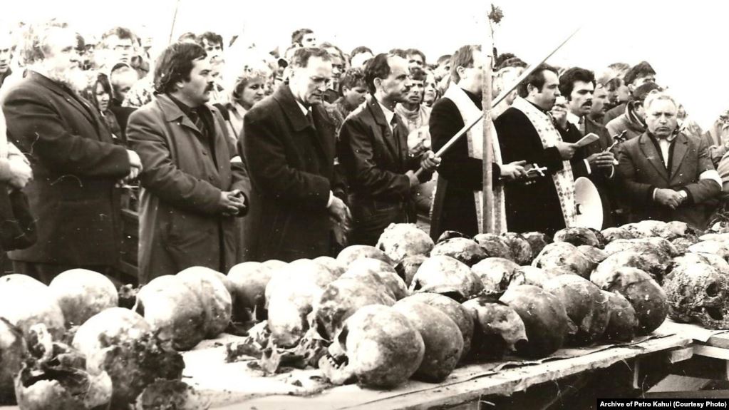 Черепи жертв сталінських репресій із масового поховання в урочищі Дем’янів Лаз біля Івано-Франківська, 1989 рік. Під час розкопок знайшли людські рештки і згодом ідентифікувати 524 осіб, страчених у червні 1941 року