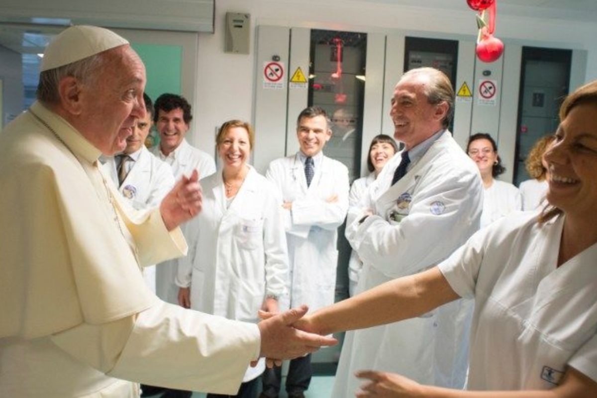 Папа: Прагну бути поруч з лікарями, медсестрами та медбратами