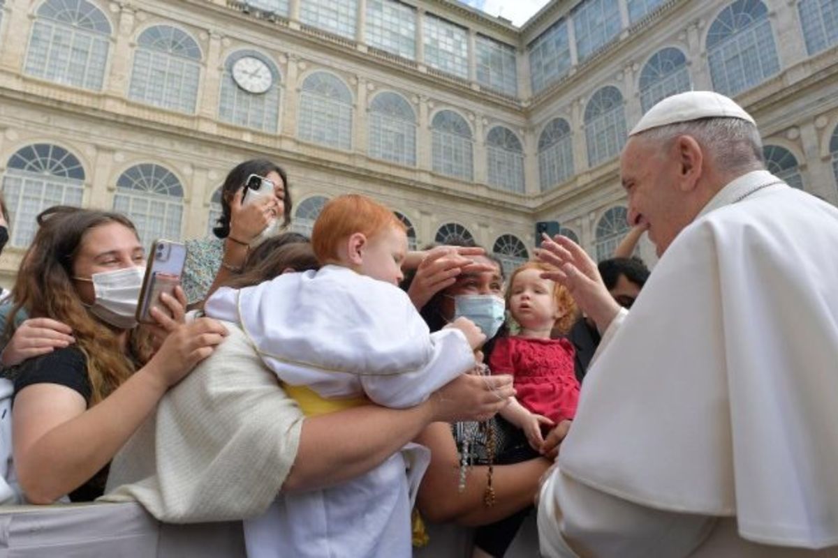 Папа Франциск: Не є здоровою та молитва, яка відчужується від життя