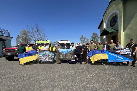 Підтримка, що рятує життя: з Хмельницького на фронт вирушили 8 «швидких» та позашляховик