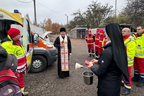 Владика Василій Тучапець освятив карети швидкої допомоги для медичного центру Харківської області